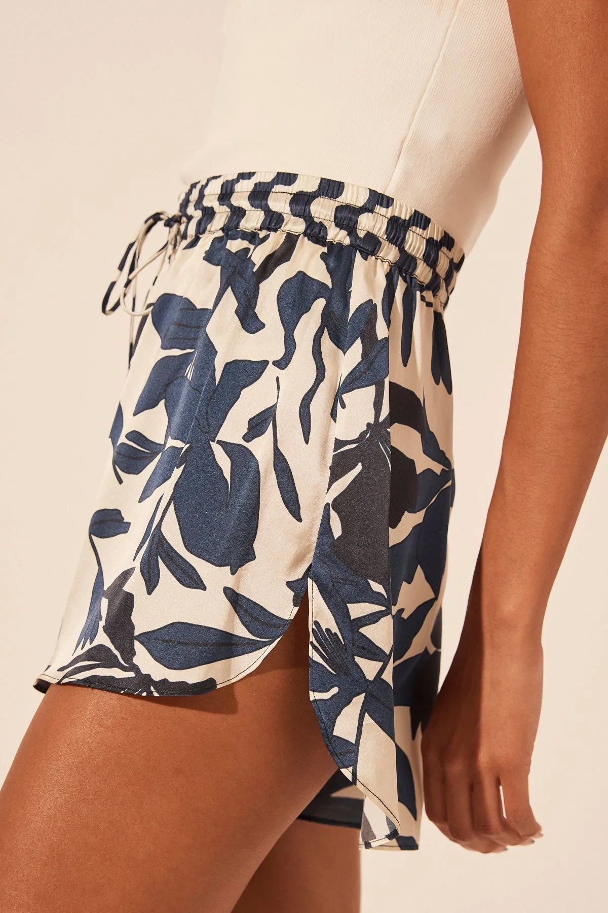 MAGNOLIA SILK CONTRAST CURVED HEM SHORT